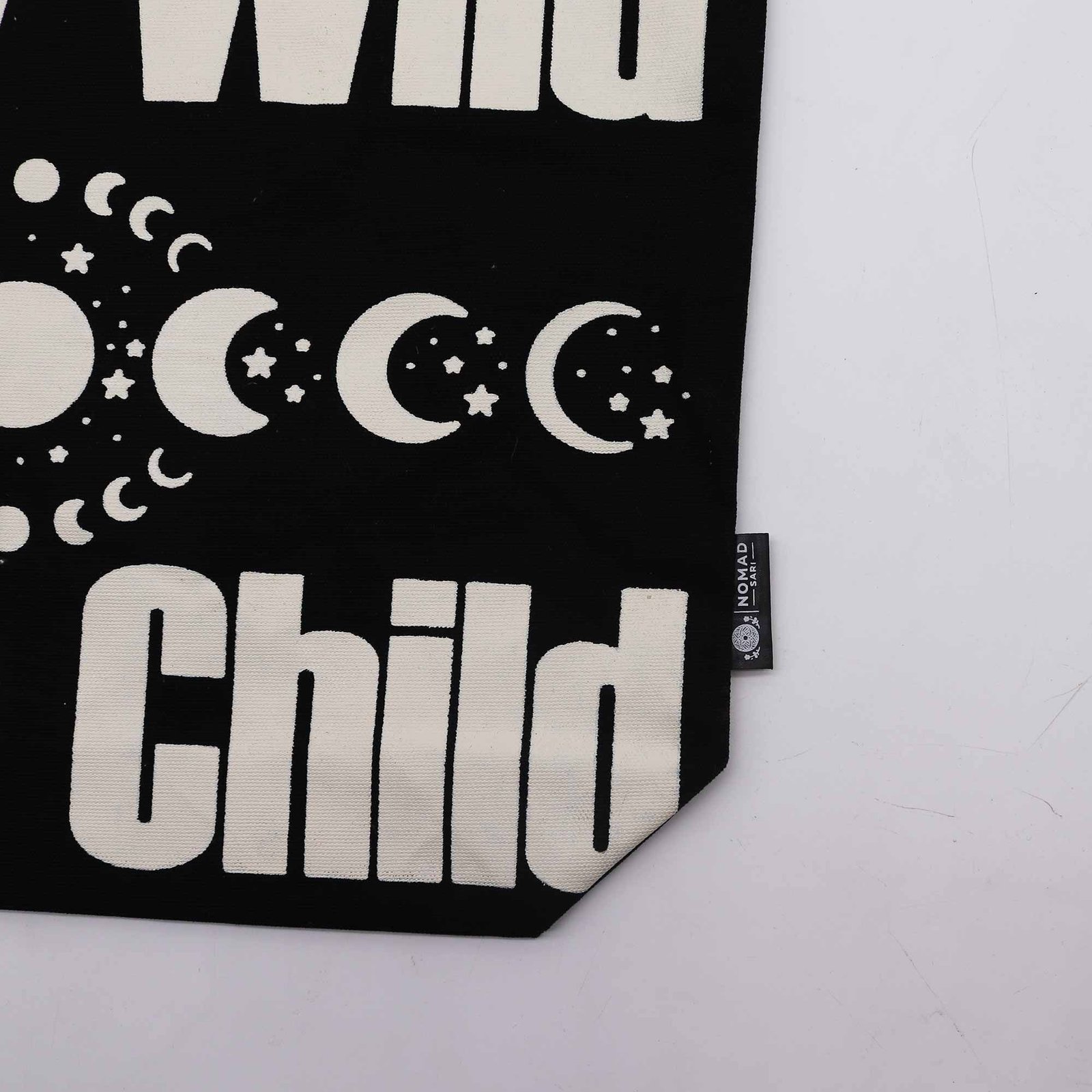 Nomad Sari Iconic Classic Tote Bag - Stay Wild, Mood Child - Sort Natur 10oz