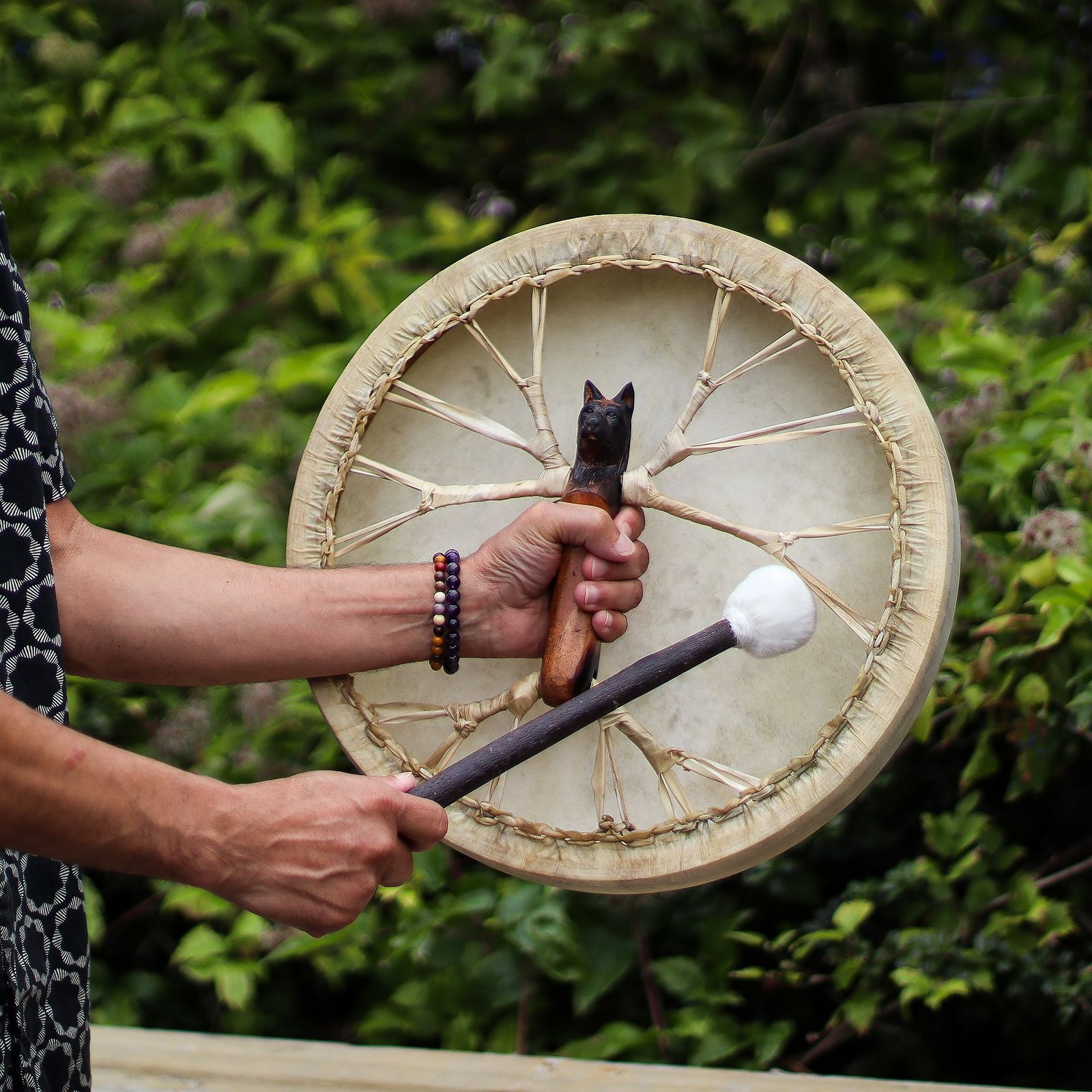 Spirit of the Wolf - Sharman Drum & Stick- Tunable - 40cm - Billede 4