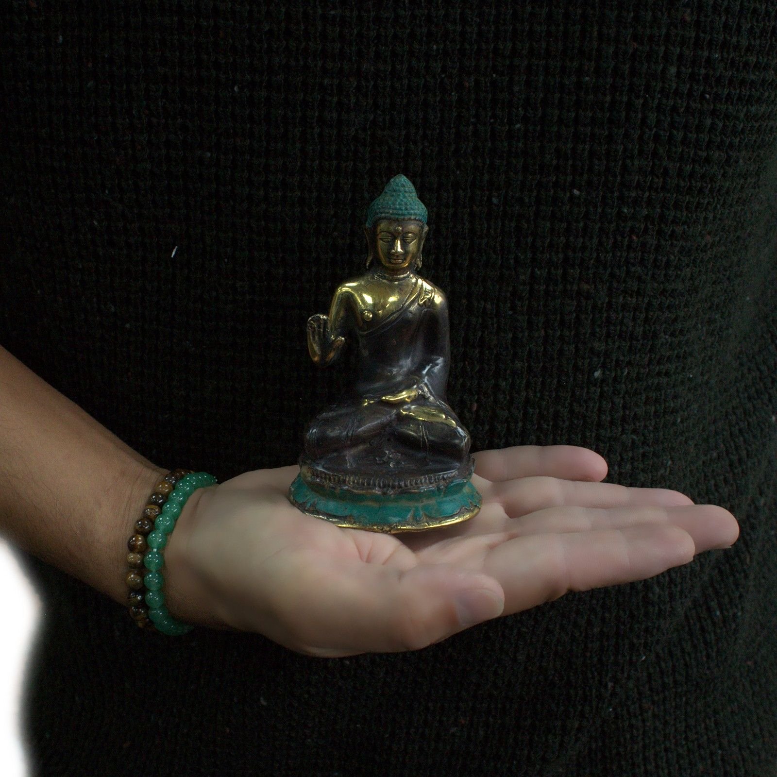 Mellemstor Siddende Buddha med Hånd Op