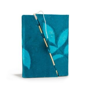 Lokta notesbog med kraftigt blomstermønster og bambuslukning – Medium (15x12cm) – 45 blade – Midnatsblå