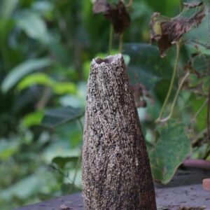 Rustik keramikvase med naturlig, grov overflade fra Nepal
