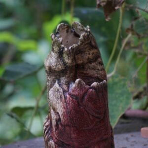 Skulpturel keramikvase i varme røde og brune nuancer fra Nepal
