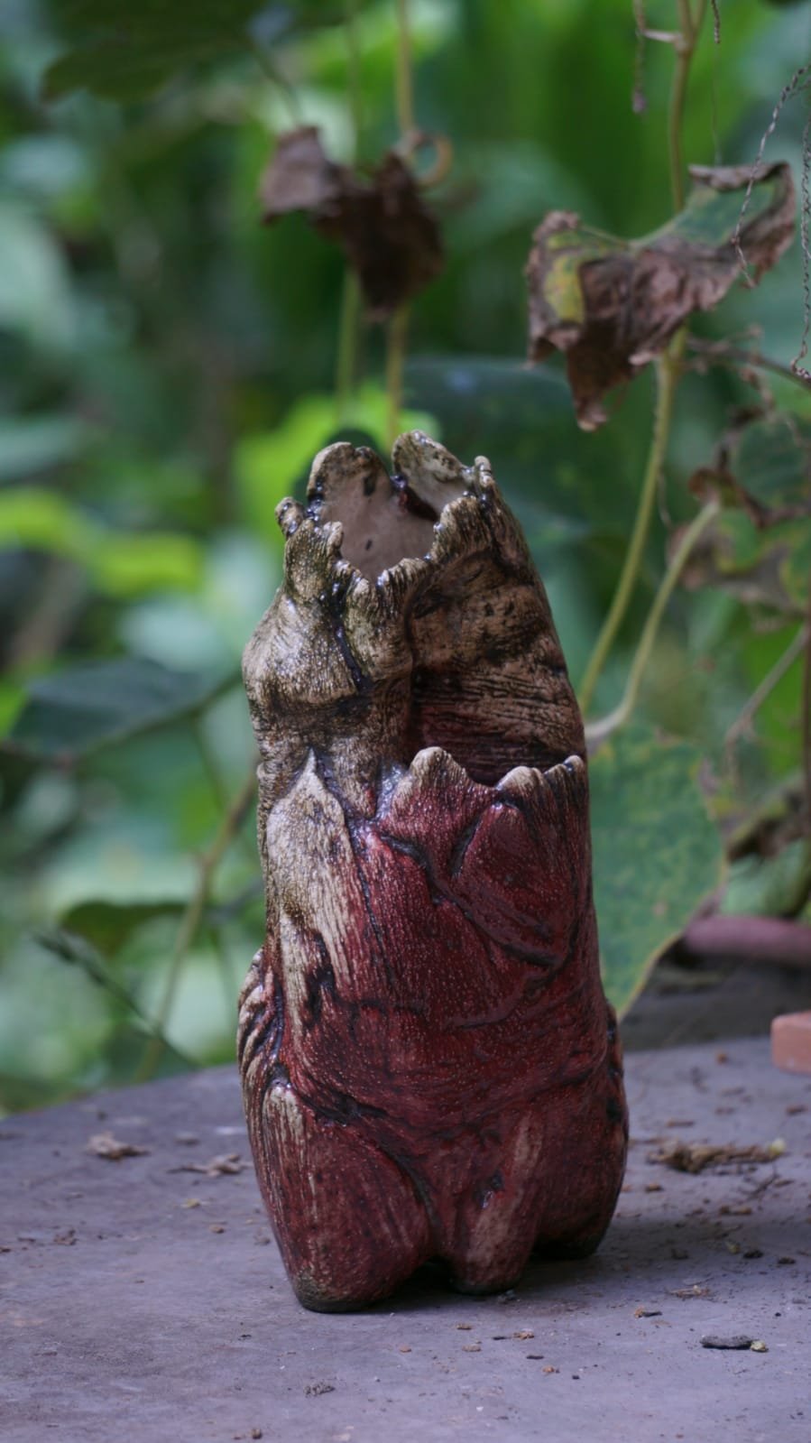 Skulpturel keramikvase i varme røde og brune nuancer fra Nepal