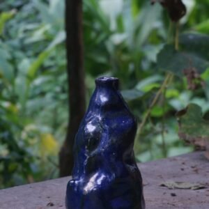 Blå skulpturel keramikvase fra Nepal