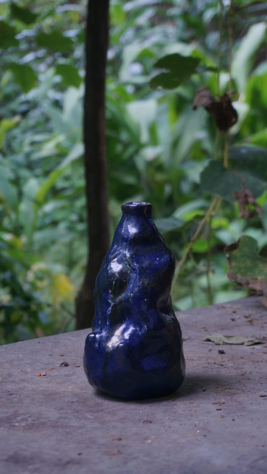 Blå skulpturel keramikvase fra Nepal